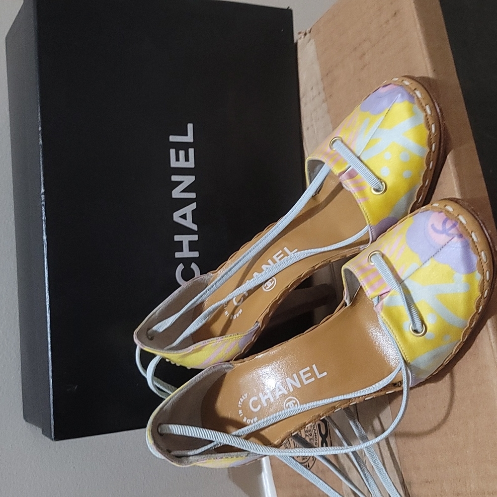 Channel high heel. Yellow, purple  size 5-